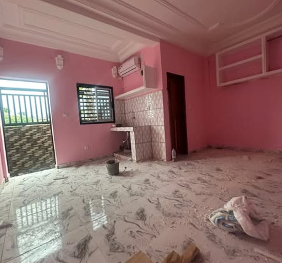 Vaste chambre moderne climatisé - PK12 Douala