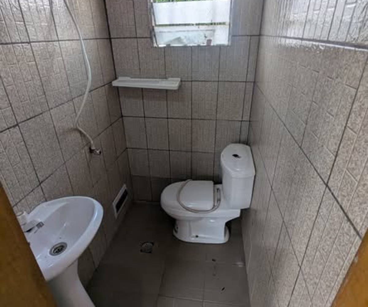 Grande chambre moderne avec cuisine à Japoma