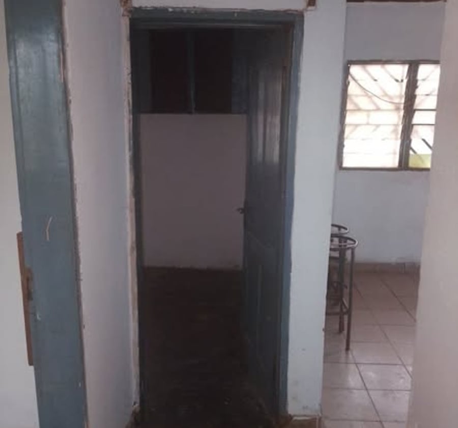 Grande maison de deux chambres à Essomba