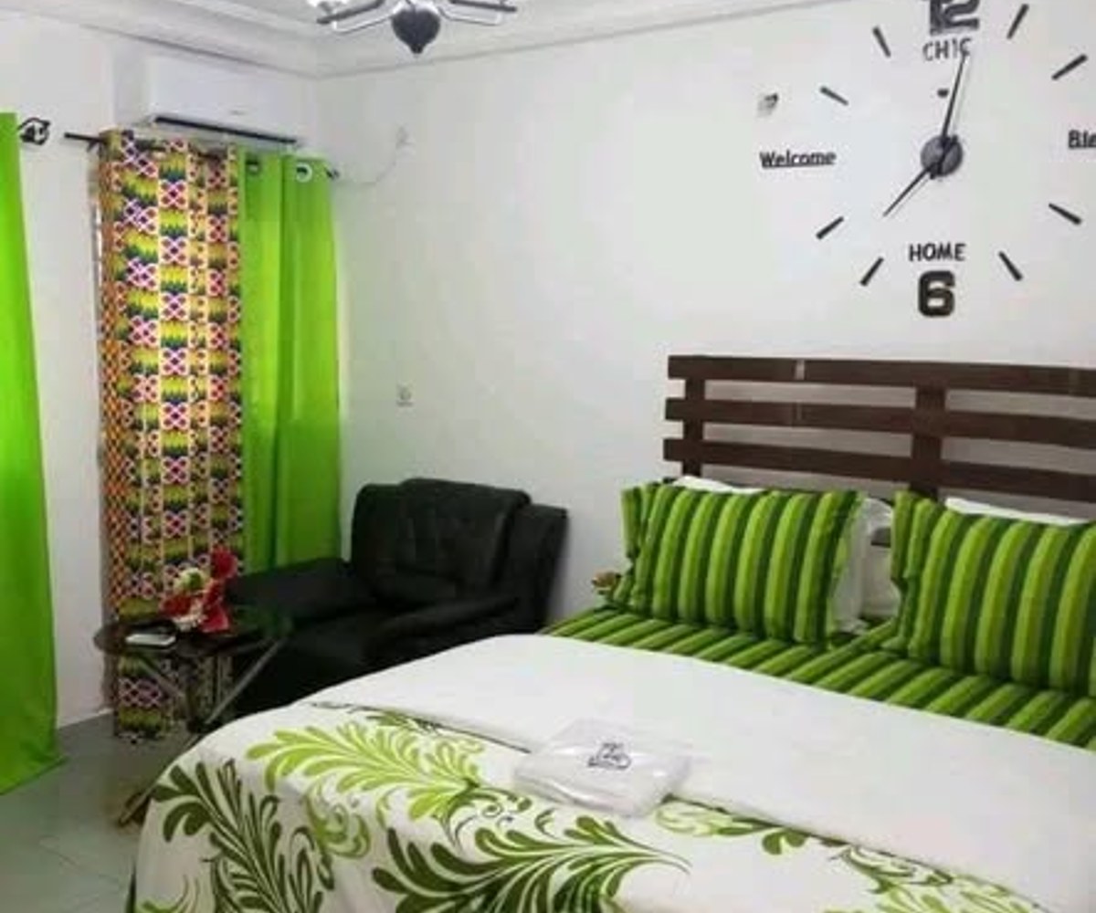 Chambre meublée – Odza Brigade, Yaoundé – 13 000 FCFA/nuitée