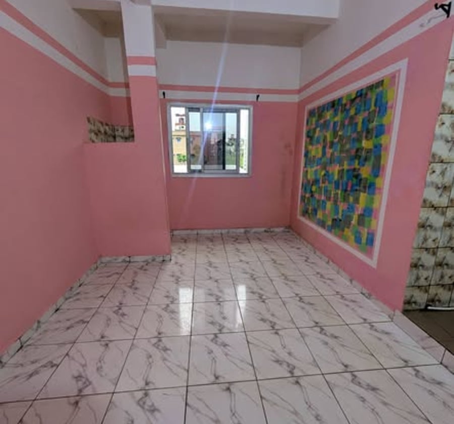Jolie et vaste chambre à louer à Logbessou