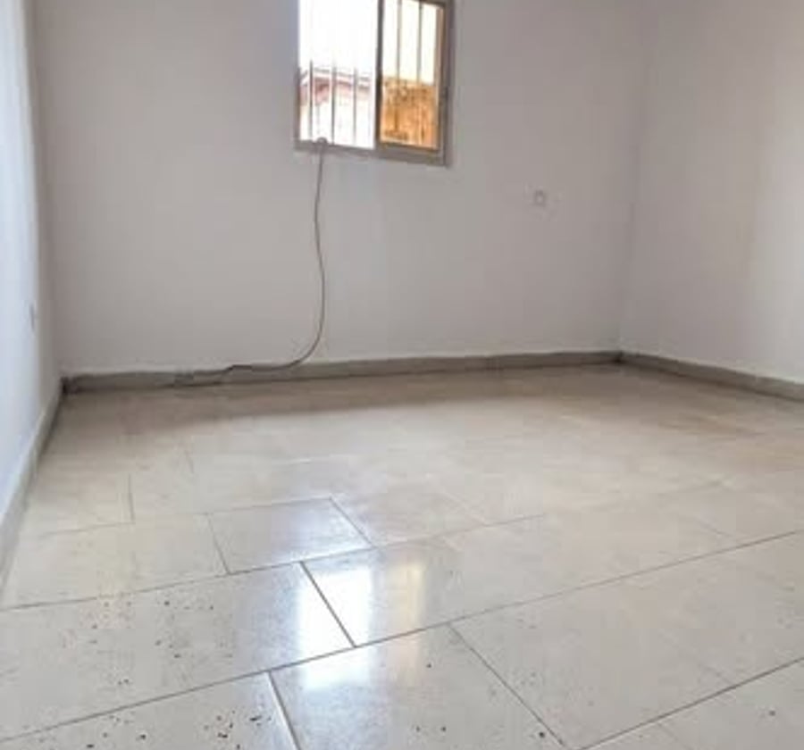Chambre moderne avec cuisine placard à Makepe Missoké