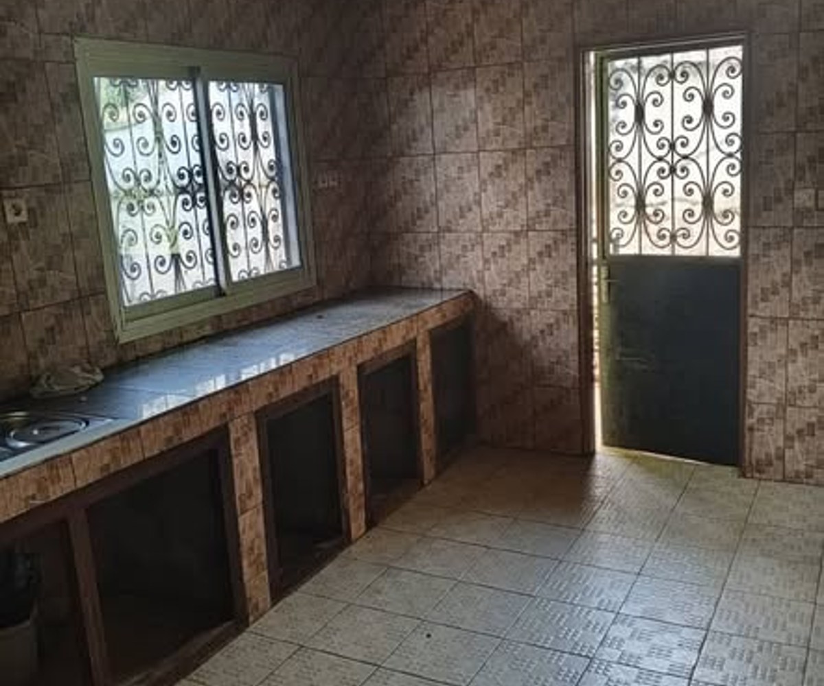 Villa 4 chambres à louer à Nkoabang