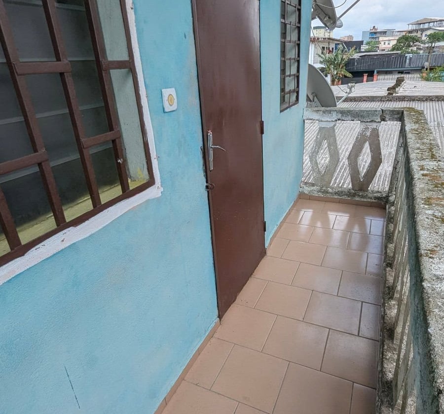 chambre moderne avec cuisine placard balcon personnel à ndogbong bel air à 400m du goudron à l'immeuble