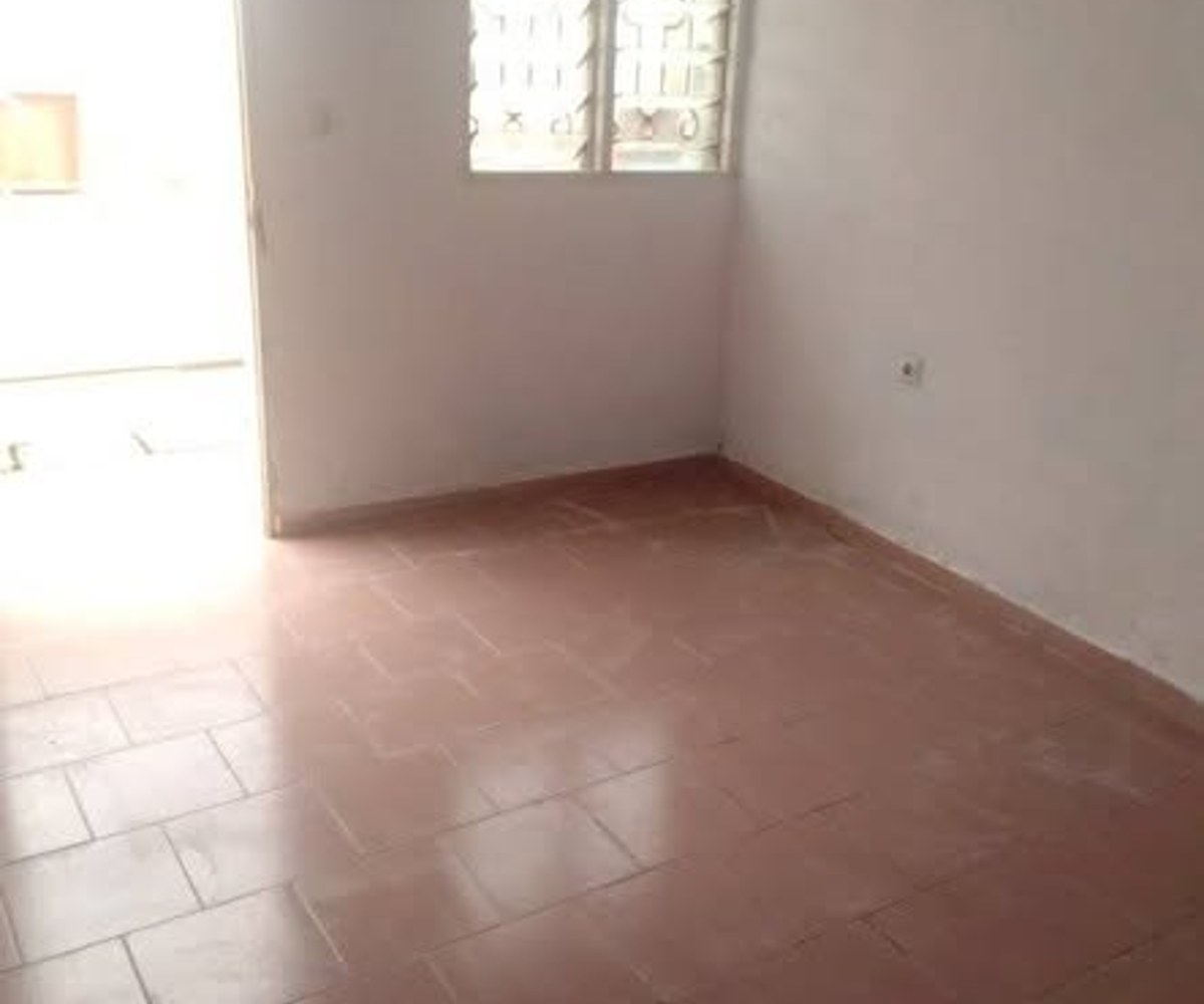 Grande chambre moderne à louer à Ekie Amadou - 30 000 XAF/mois