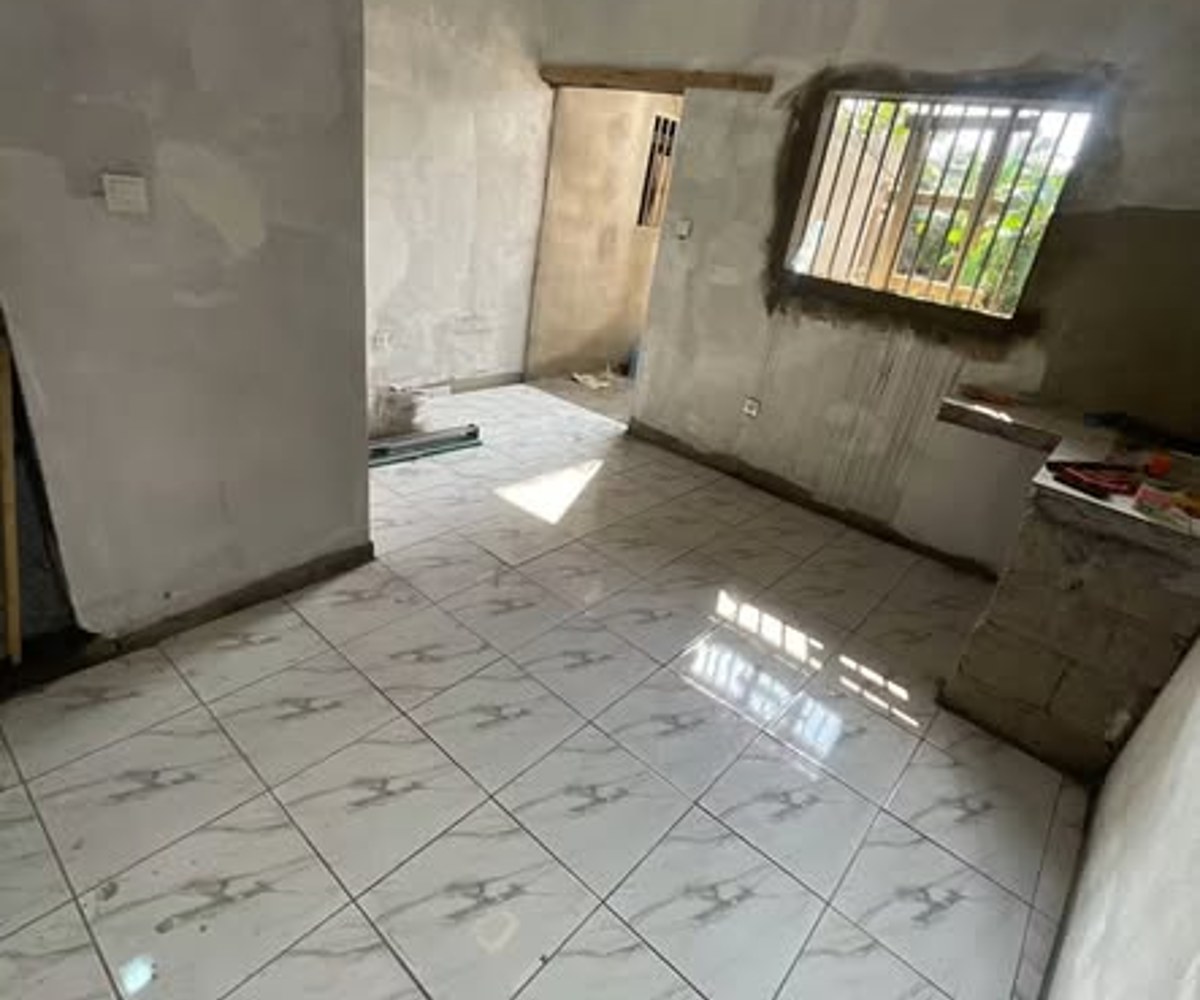 Vaste chambre meublée à PK13