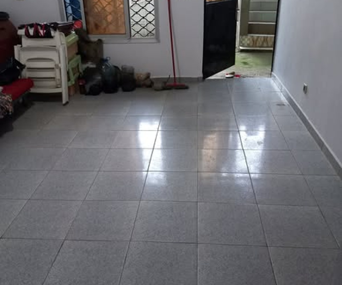 a louer appartements bien propre dans la barriere. salon 2chambres 2douches cuisine prix 100mil a jardin logbaba a cote du goudron occasion
