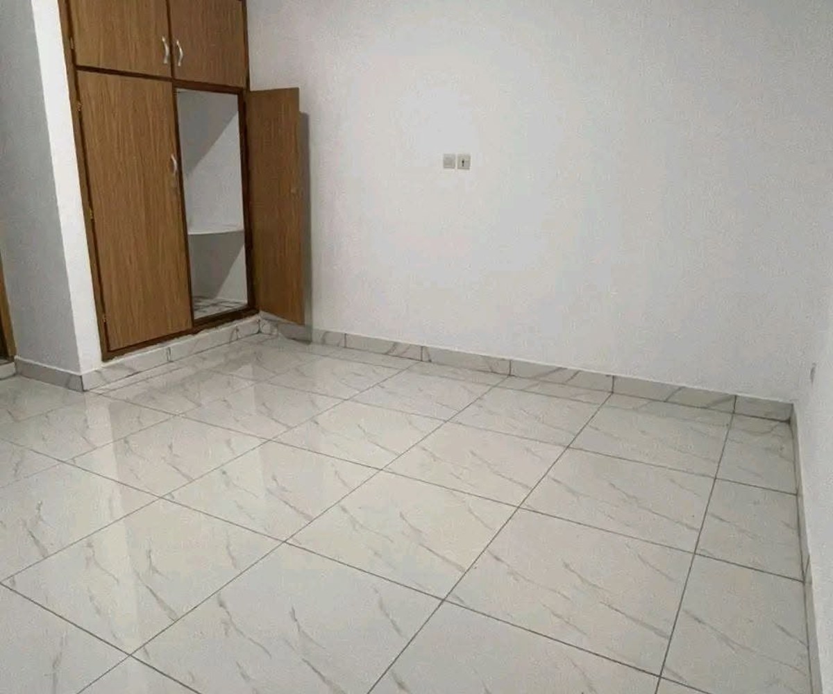 Le prix vient de juter. 80mil. Appartement moderne à louer. Awae escalier moto. 300f pour la carrière