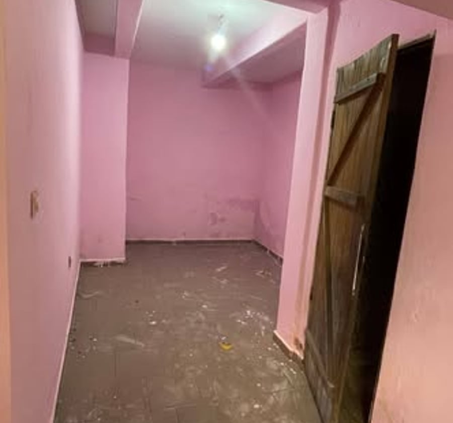 Grande chambre à louer à Logbessou