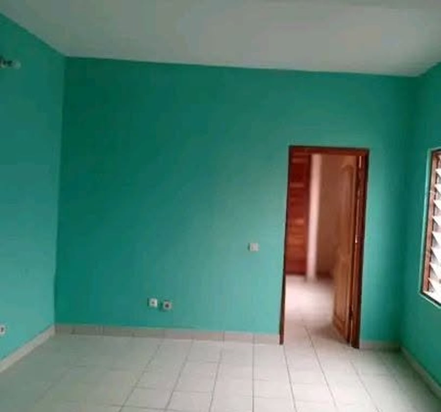 Studio moderne à louer à Nyalla rail, proche Ndokoti