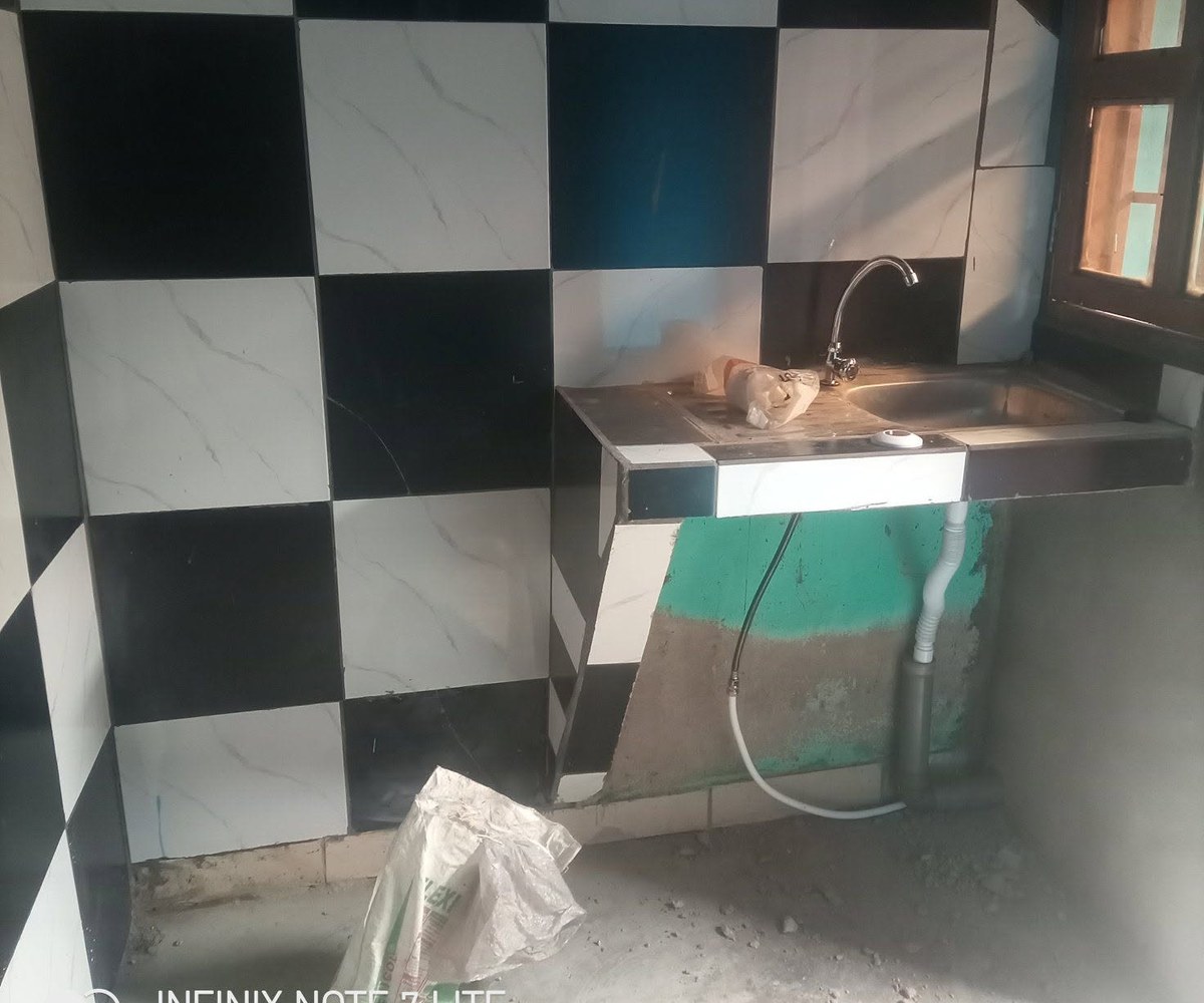 Chambre moderne avec douche et coin cuisine à louer à Odza