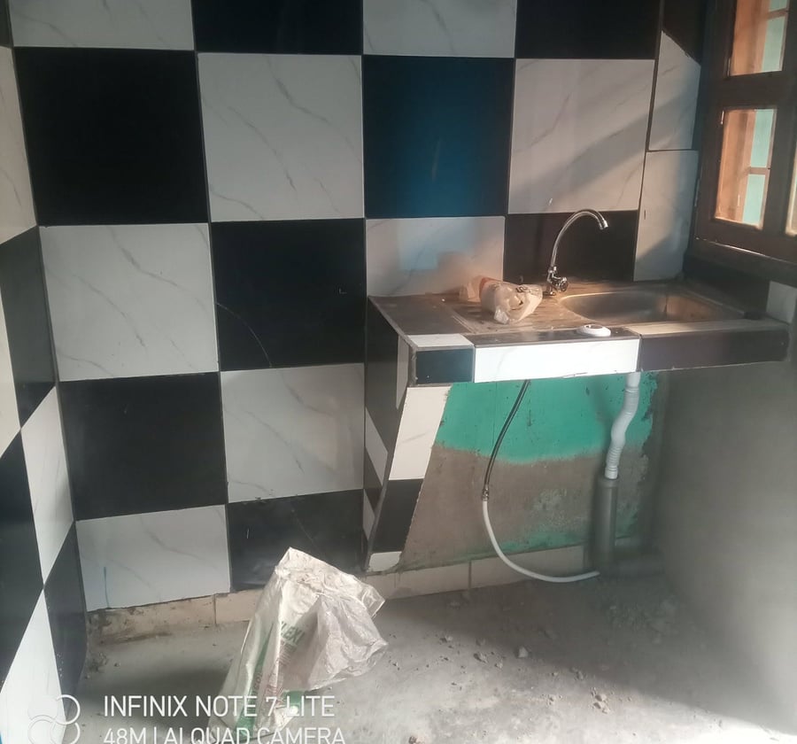 Chambre moderne avec douche et coin cuisine à louer à Odza