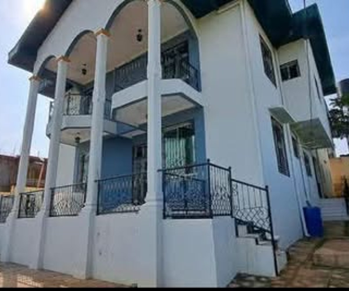 Duplex à louer à Odza – 4 chambres, 5 douches