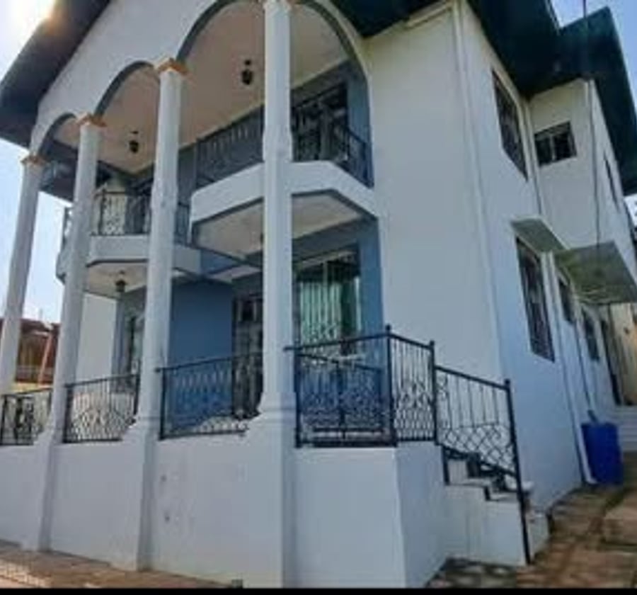 Duplex à louer à Odza – 4 chambres, 5 douches