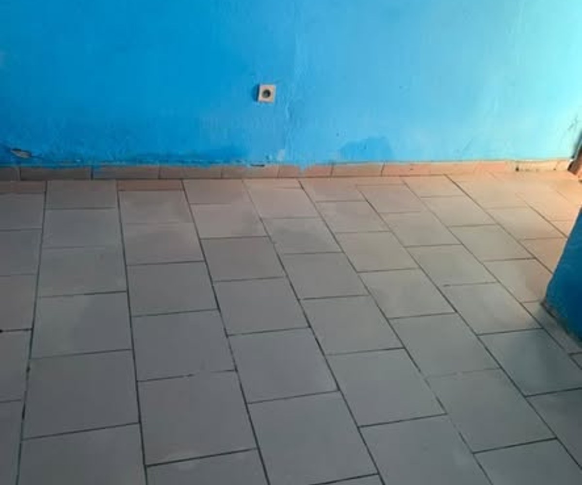 Chambre moderne à Village derrière Tradex