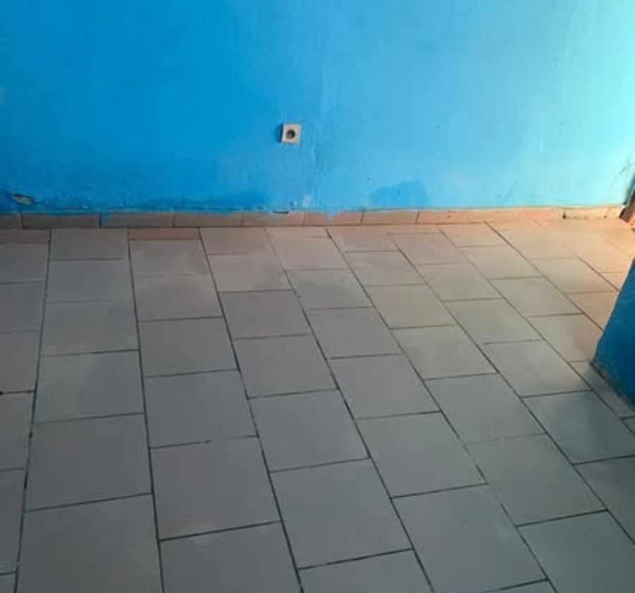 Chambre moderne à Village derrière Tradex