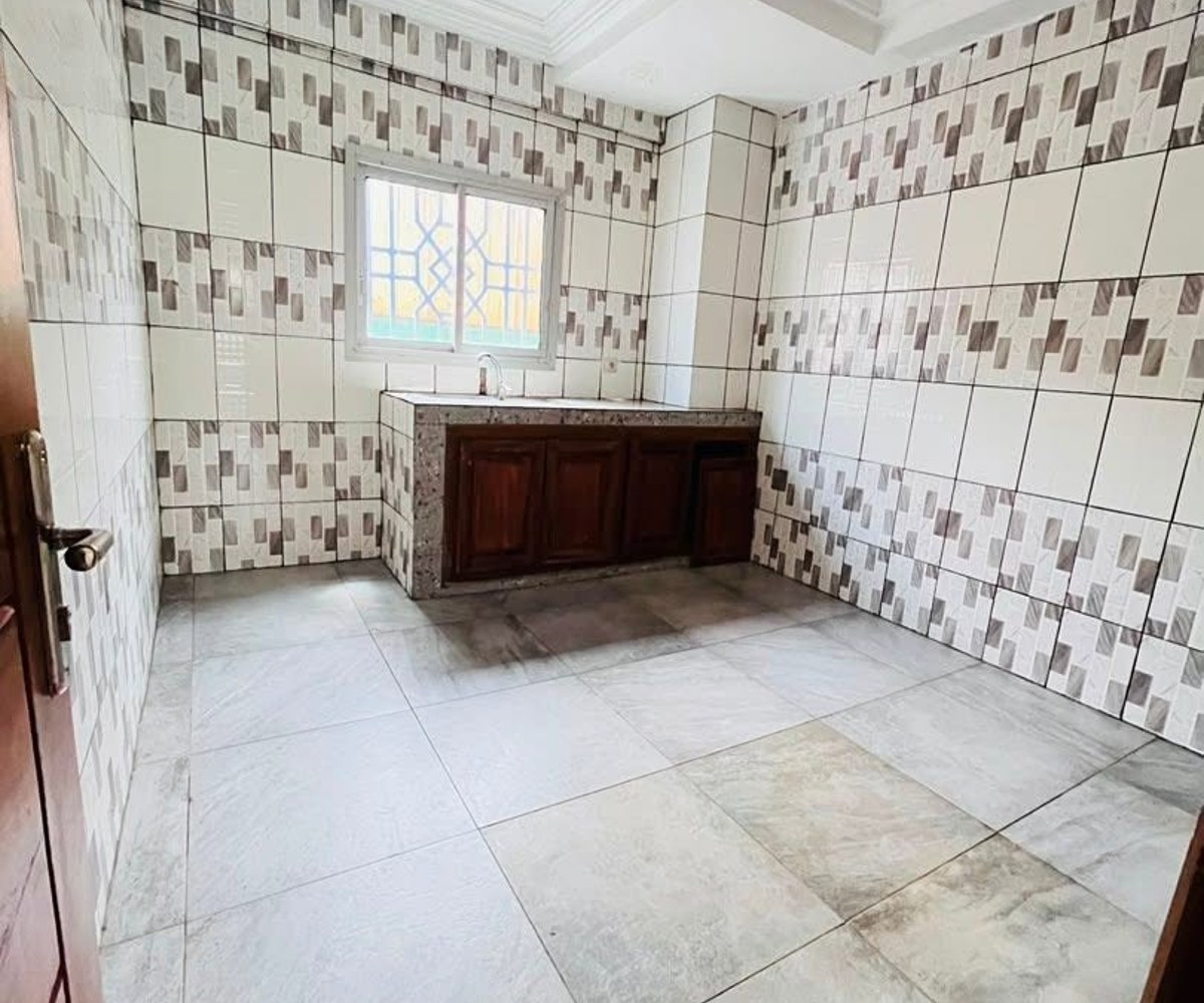 Vaste appartement haut standing à louer - Nsam Colombia, Yaoundé