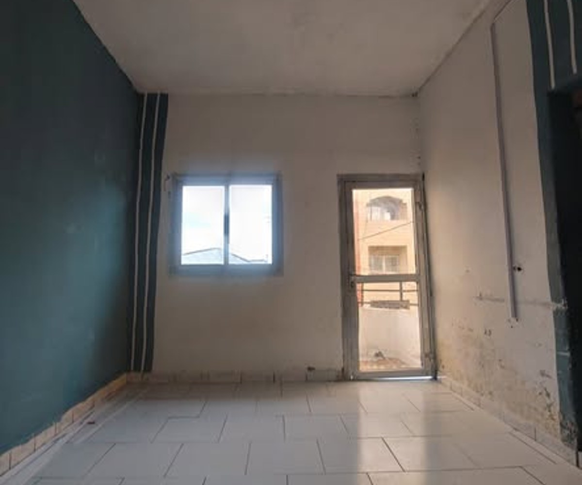 Chambre moderne 1er étage avec balcon - Logpom Gabon Bar