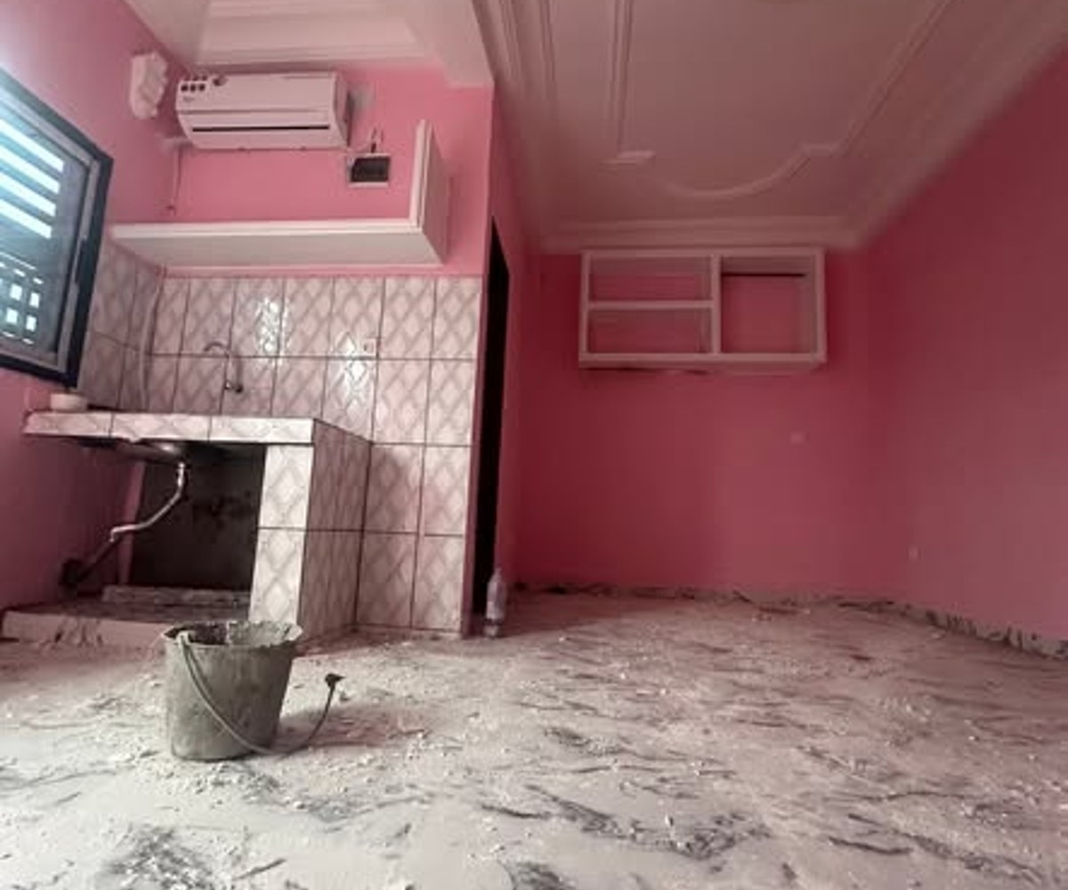 2 chambres modernes climatisées à PK12 Douala