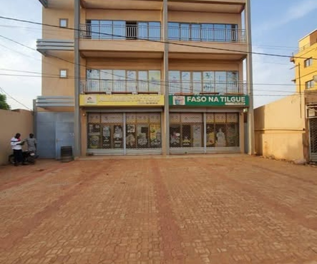Immueble commercial complet R+1 à louer à Cité Sic, Douala