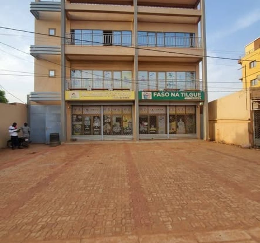 Immueble commercial complet R+1 à louer à Cité Sic, Douala