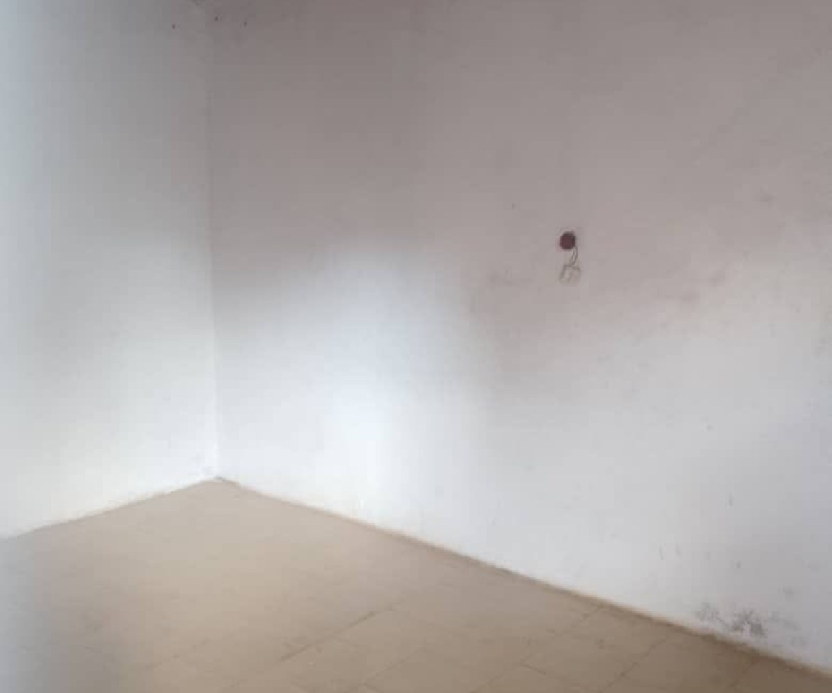 Chambre simple carrelée – Nkoabang Petit Stade