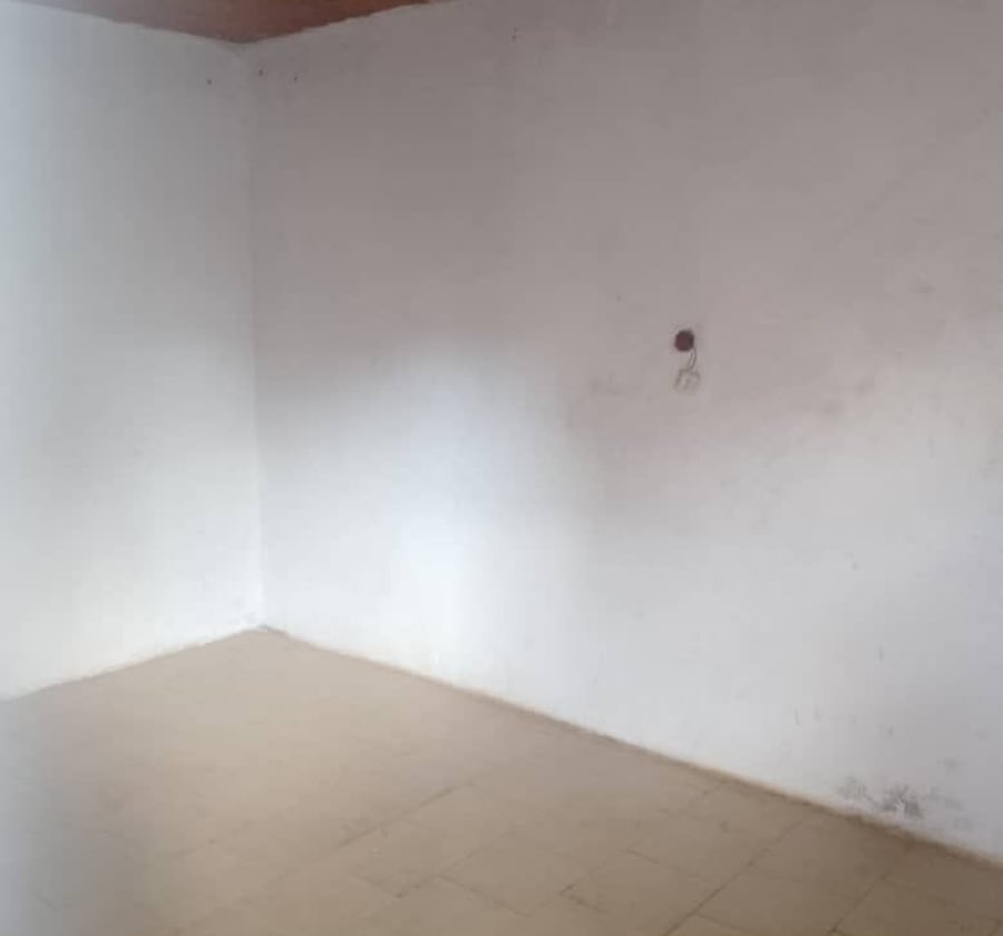 Chambre simple carrelée – Nkoabang Petit Stade