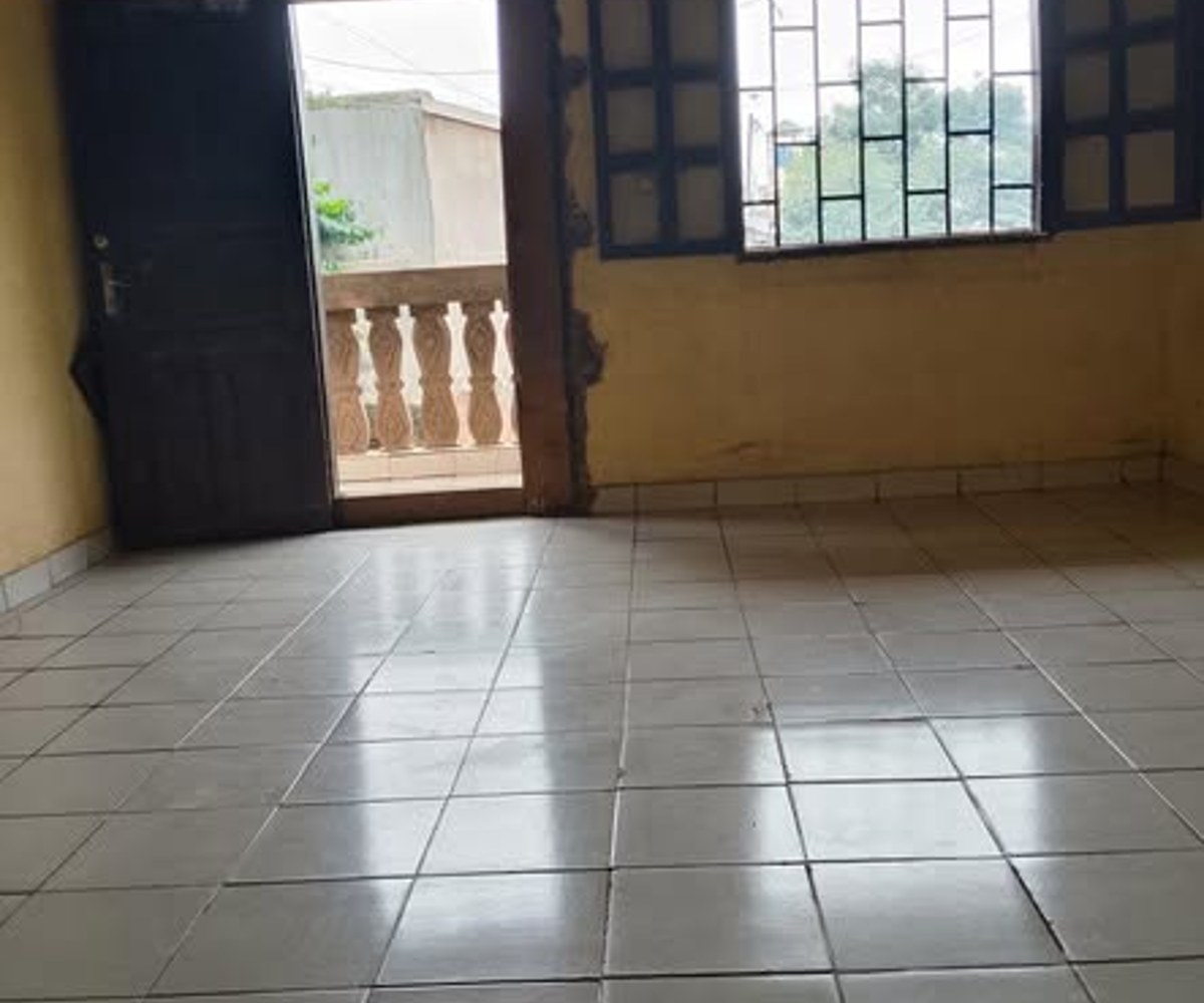 Studio 4 pièces - carrefour Etoug-Ebe