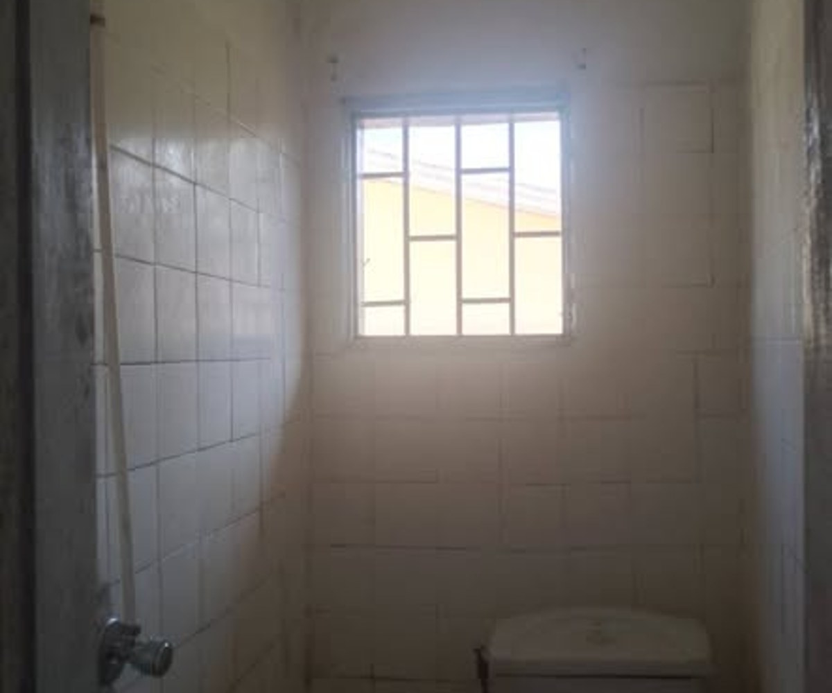 Chambre moderne avec douche à Emombo