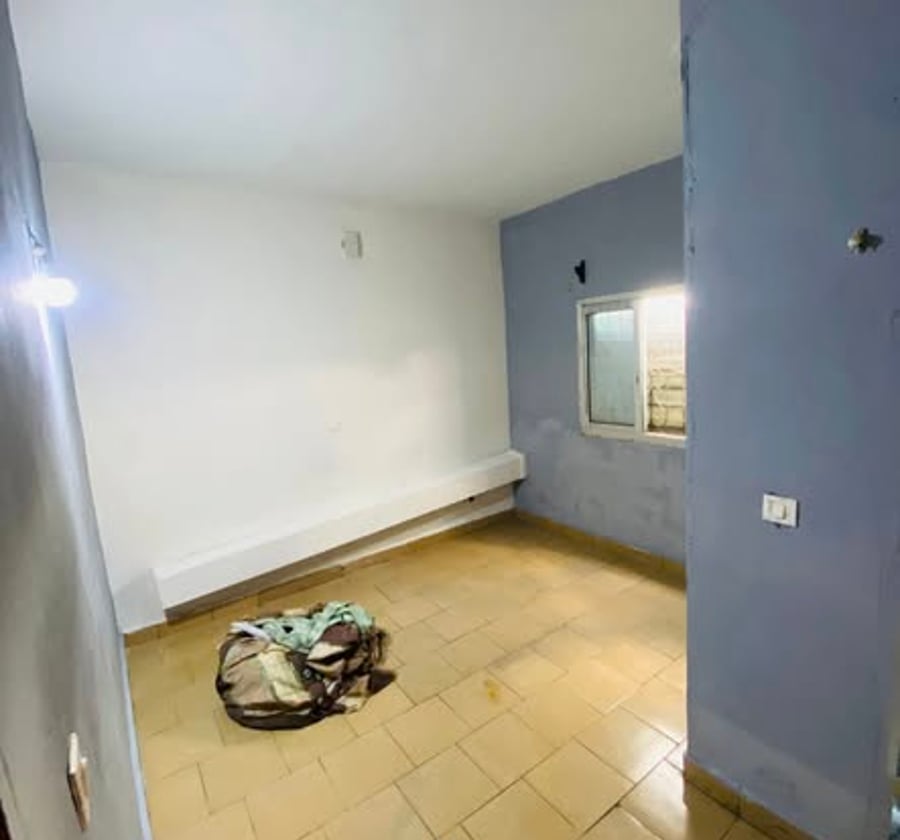Grande chambre moderne à louer à PK13