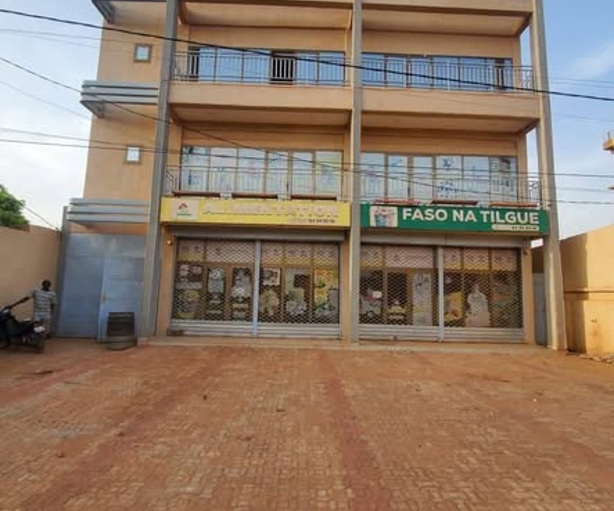 Immueble commercial complet R+1 à louer à Cité Sic, Douala