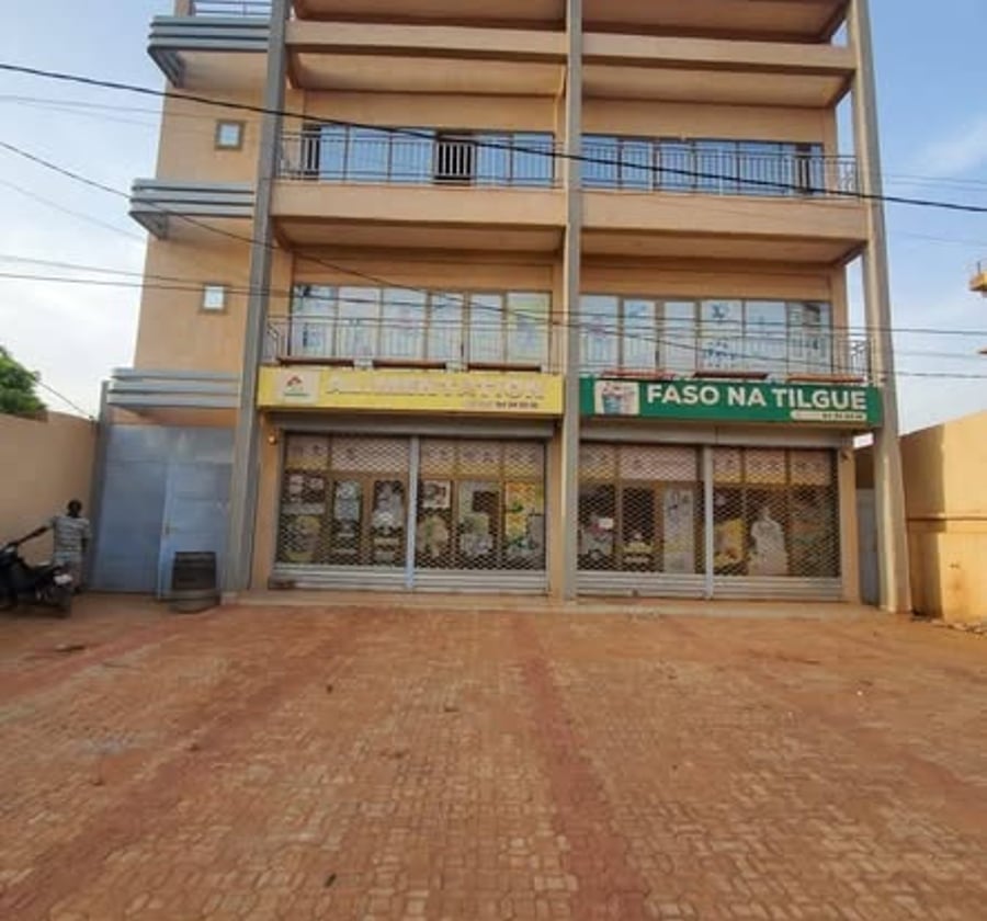 Immueble commercial complet R+1 à louer à Cité Sic, Douala