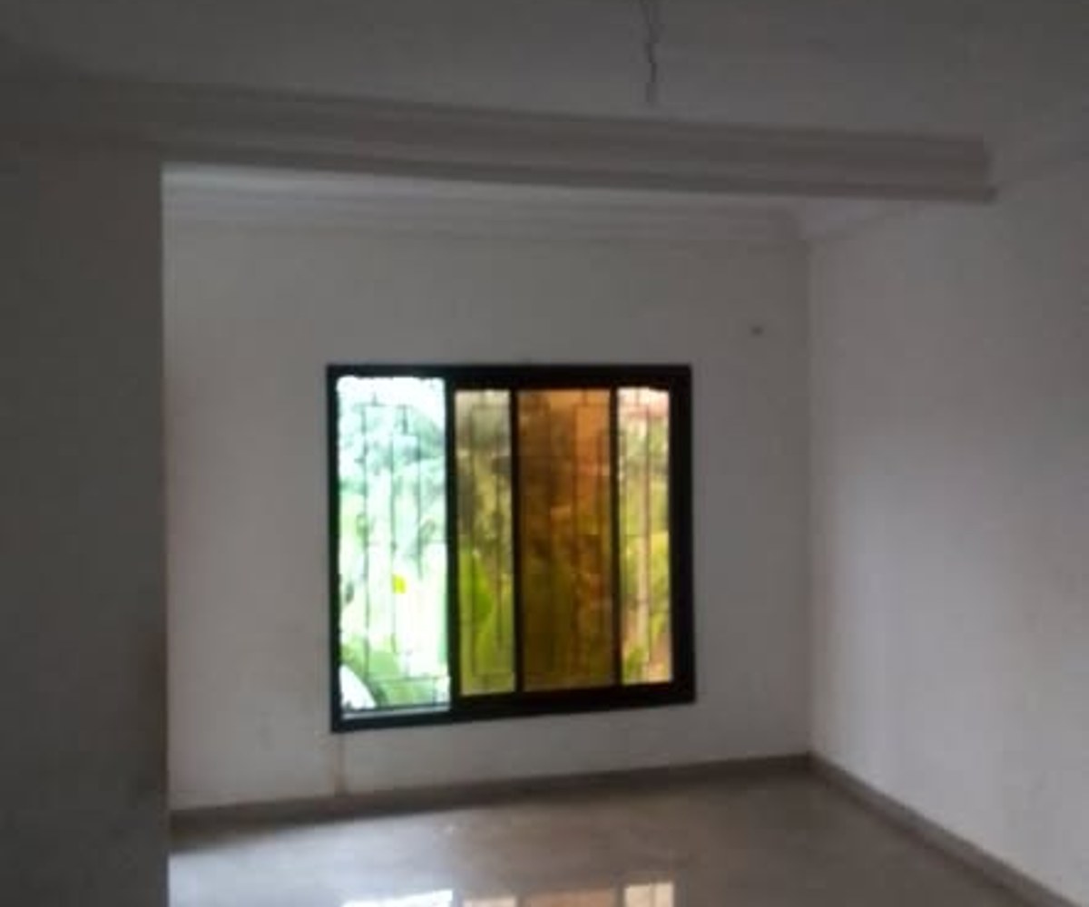 Studio moderne haut standing situé à logbessou à 100f du goudron constitué de 1grande chambre 1grand salon 1 cuisine 2 douches 2 balcons