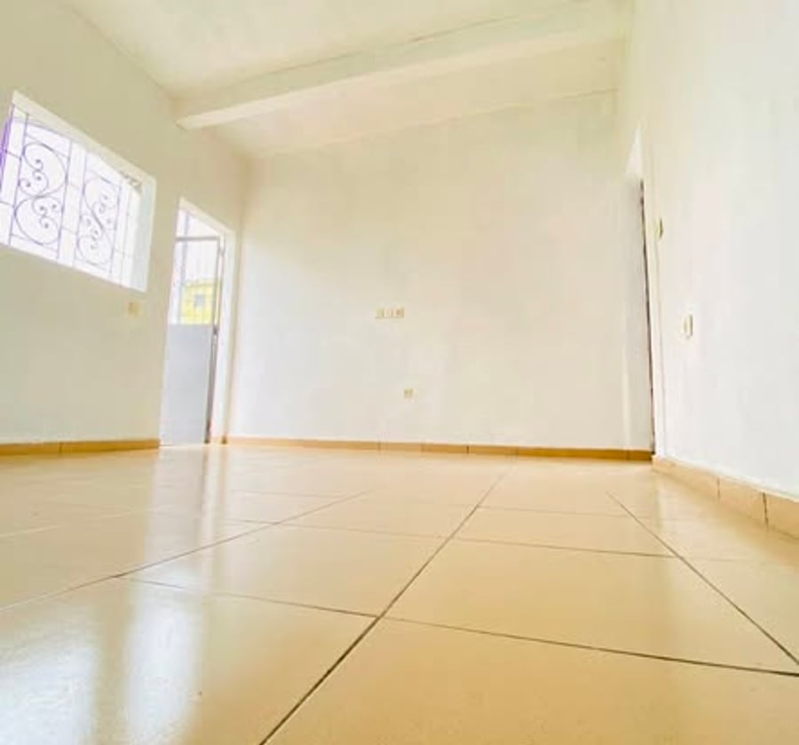 Studio moderne à louer à Village (marché) - Douala