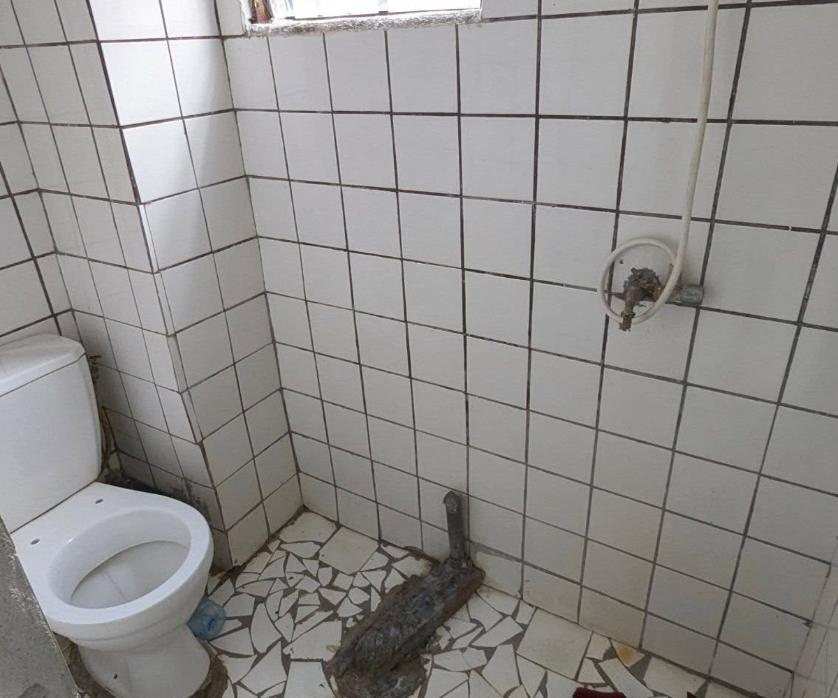 vaste chambre moderne avec cuisine normale à makepe bel air à 300m du goudron à l'immeuble