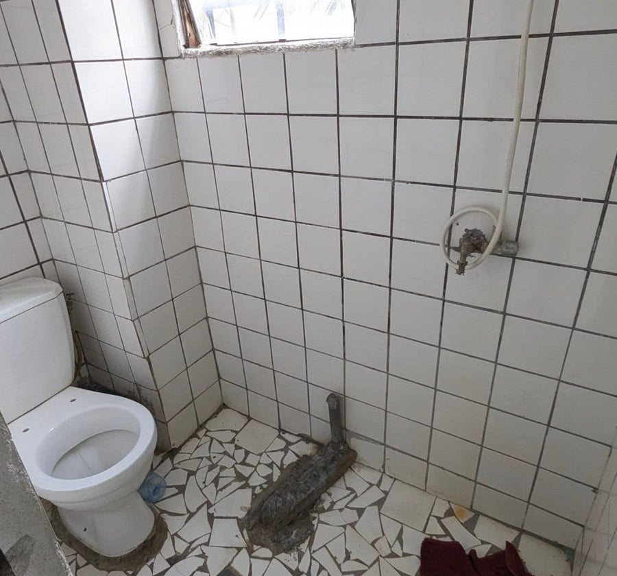 vaste chambre moderne avec cuisine normale à makepe bel air à 300m du goudron à l'immeuble