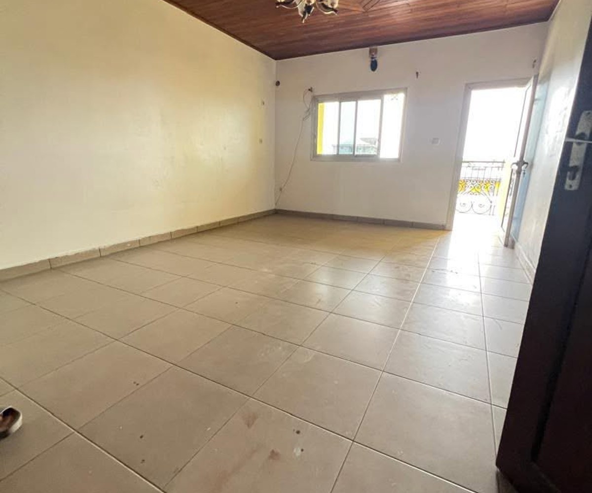 Appartement 3 chambres à louer à Logpom, Douala