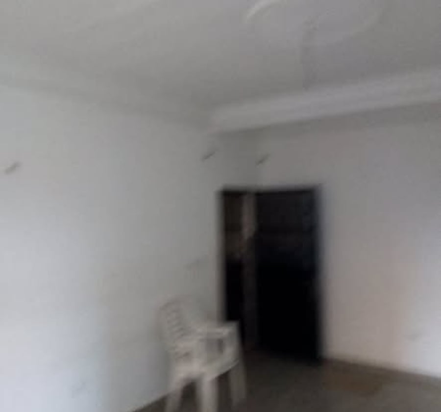 Studio moderne haut standing situé à logbessou à 100f du goudron constitué de 1grande chambre 1grand salon 1 cuisine 2 douches 2 balcons