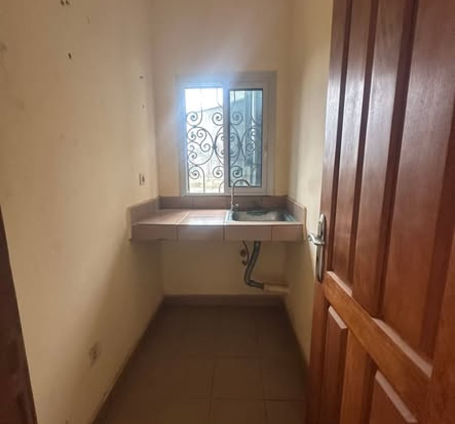 Vaste chambre moderne à PK15, Douala