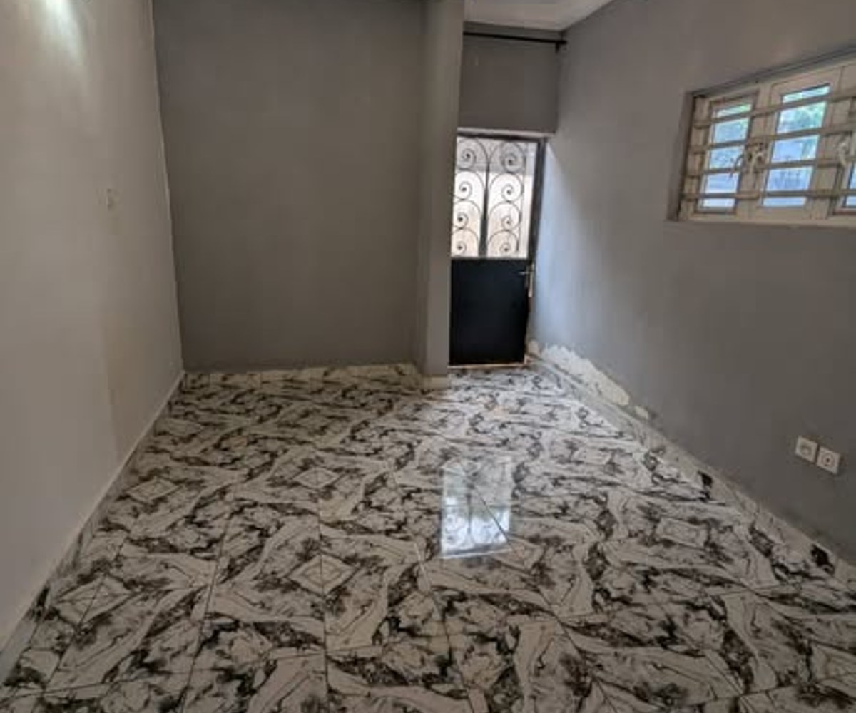 Chambre spacieuse à Tsinga Village