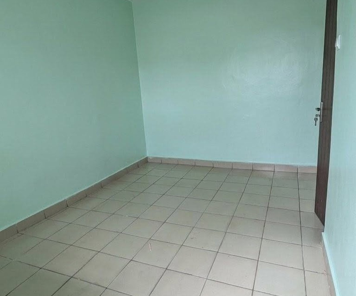vaste chambre moderne avec cuisine normale à makepe bel air à 300m du goudron à l'immeuble