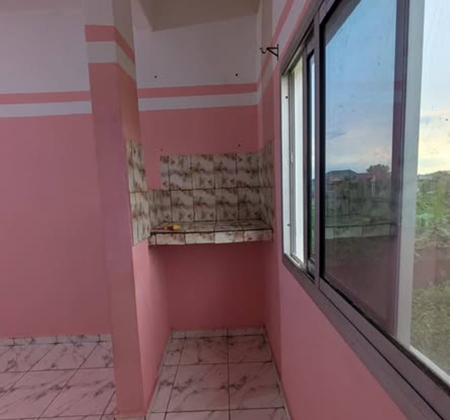 Vaste chambre à louer à Logbessou