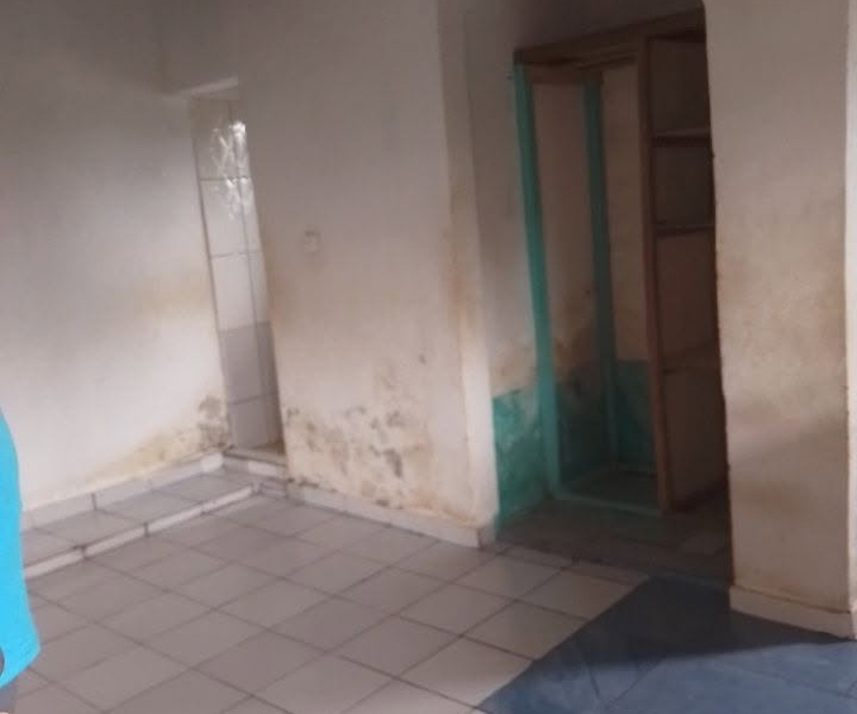 Grande chambre moderne avec cuisine à Beedi