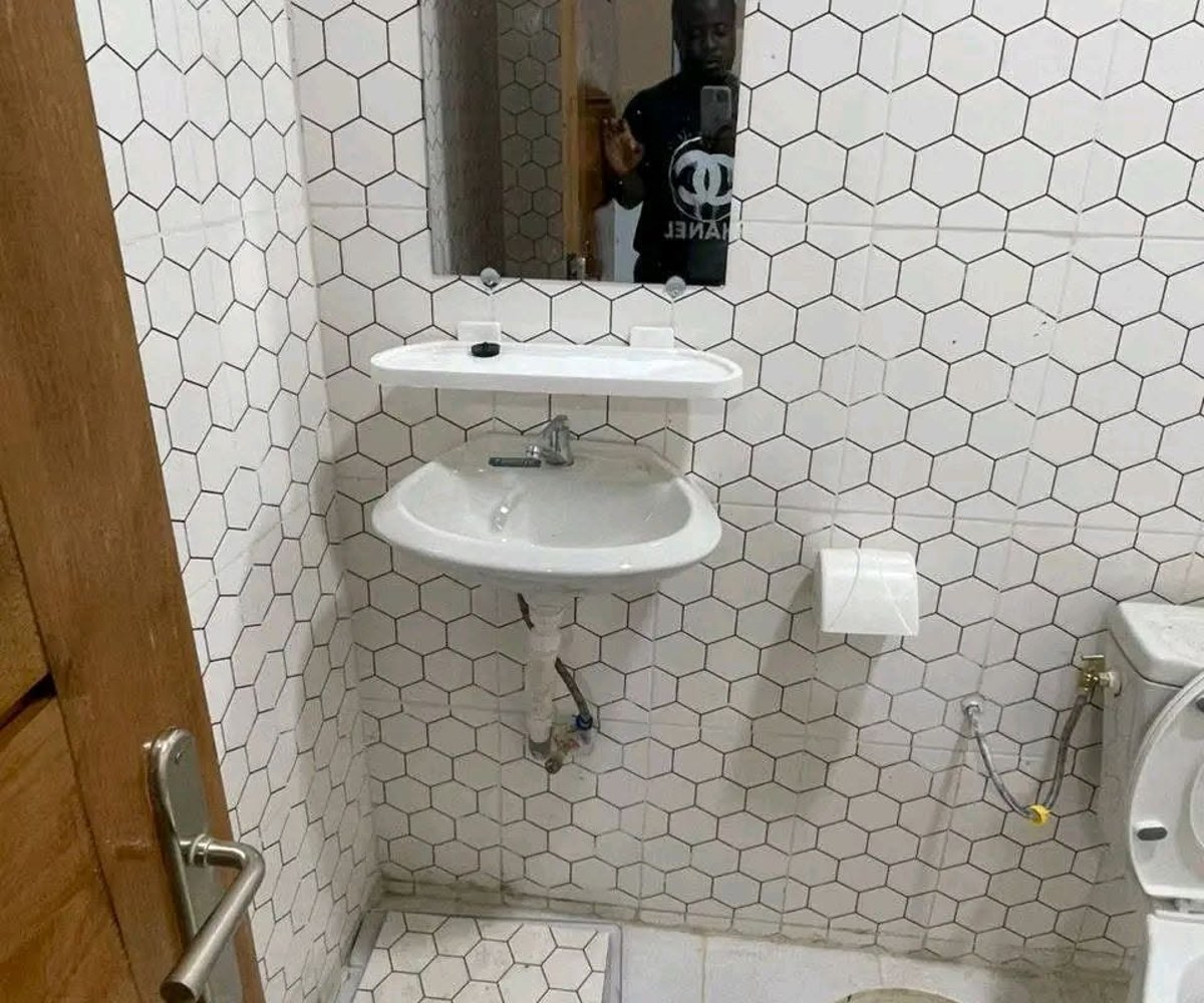 Le prix vient de juter. 80mil. Appartement moderne à louer. Awae escalier moto. 300f pour la carrière