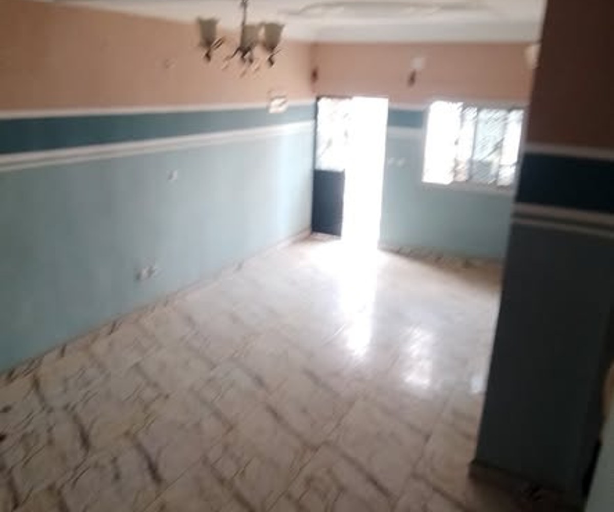 Appartement au premier étage avec placards, balcon, eau forage et lumière prépayée - Arrière Village, Douala