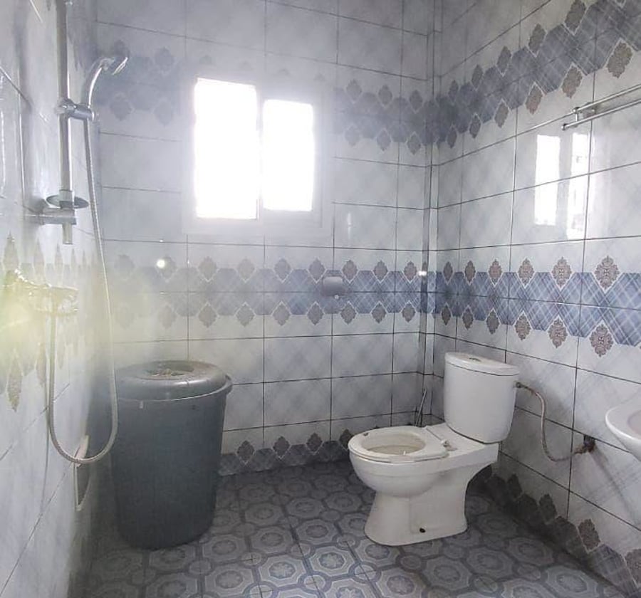 Vaste chambre moderne à louer à Messassi