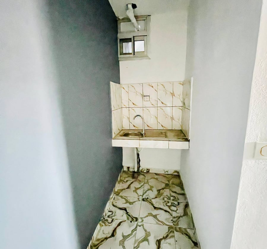 Studio moderne à louer - Biyem-Assi