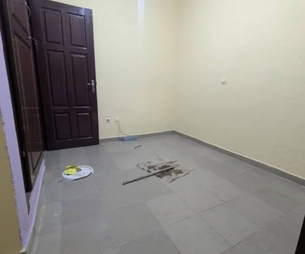 Chambre moderne avec cuisine et placard à Ndogbong