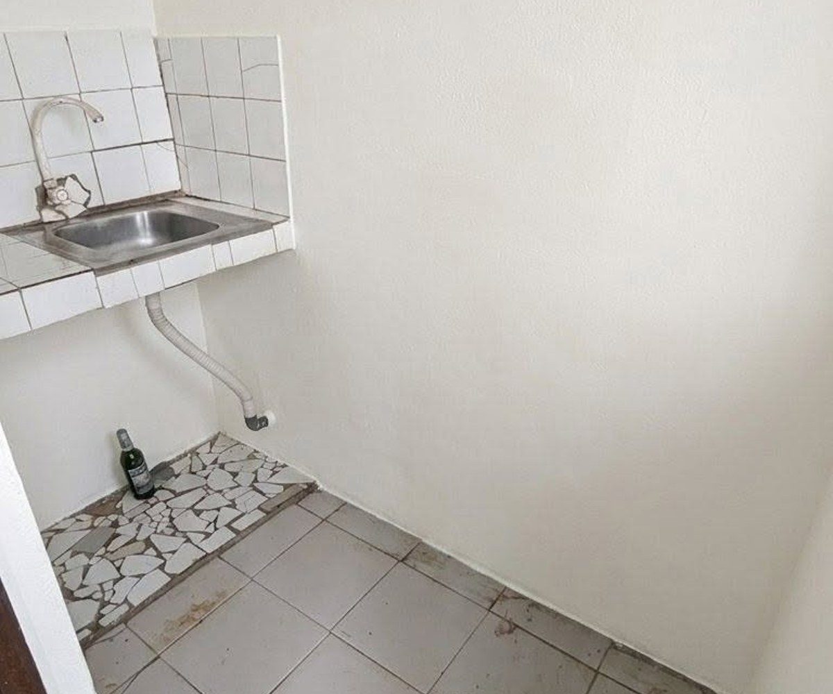 chambre moderne avec cuisine placard balcon personnel à ndogbong bel air à 400m du goudron à l'immeuble