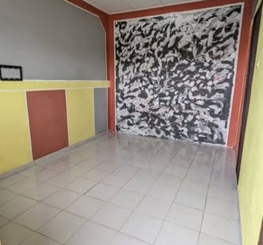 chambre moderne avec cuisine placard balcon personnel à ndogbong bel air à 400m du goudron à l'immeuble